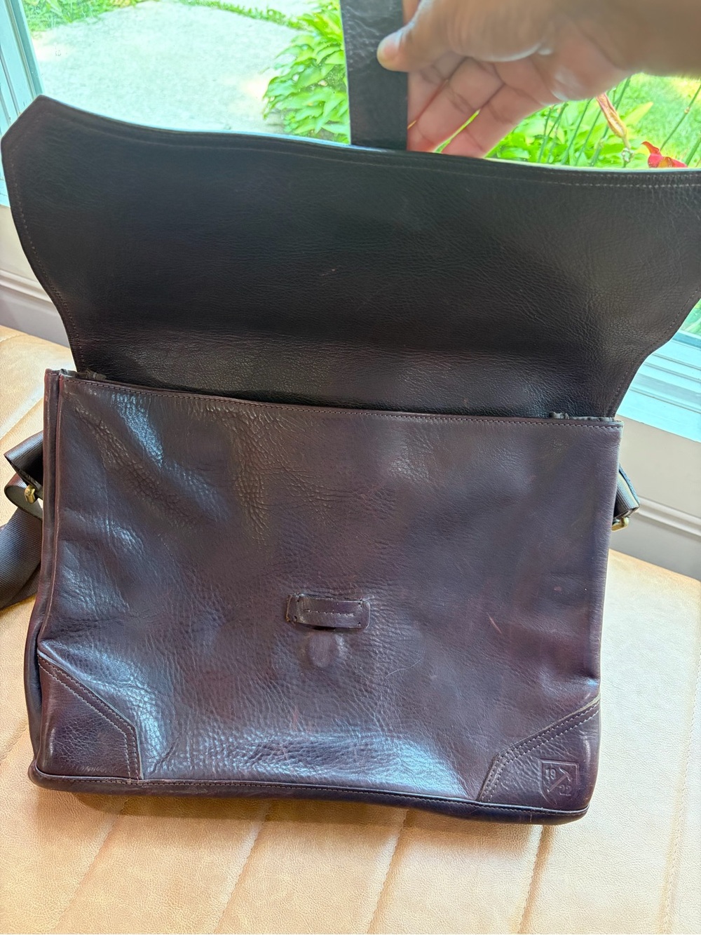Allen Edmonds dark brown grained leather messenger bag made in the USA - Picture 3 of 12